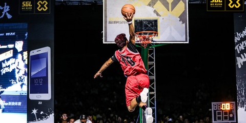 新浪黄金联赛扣篮大赛：帅炸了！现实版的飞人樱木！