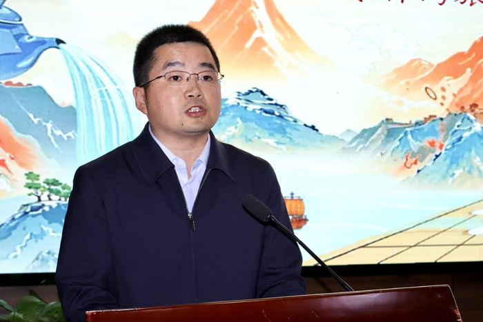 仪征市人民政府副市长、枣林湾旅游度假区党工委书记李晟文致欢迎词