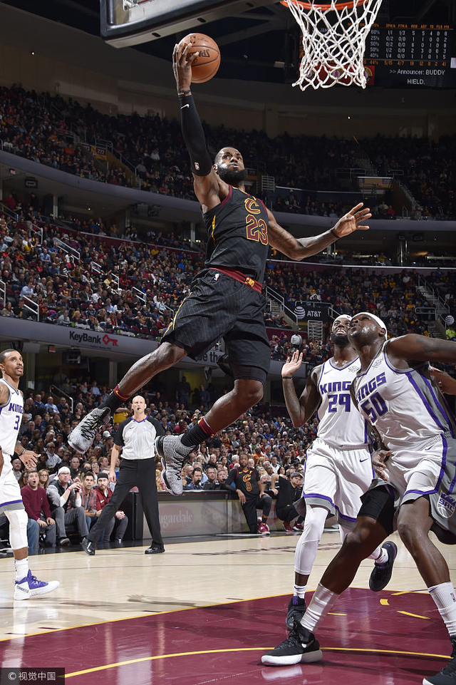 詹姆斯霸气上篮