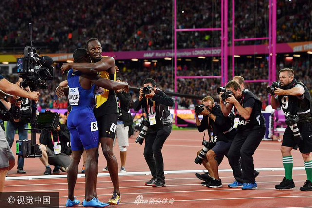 加特林跪拜博尔特致敬传奇