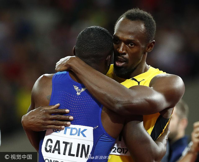 加特林跪拜博尔特致敬传奇