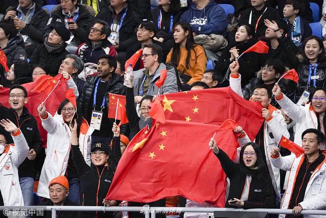 韩国,2018平昌冬奥会短道速滑男子5000米接力预赛,中国观众举国旗助威