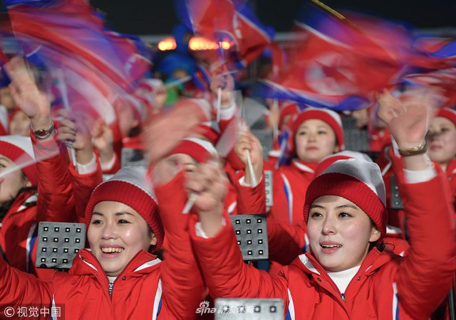 高清-朝鲜啦啦队员候场颜值高 挥舞旗帜声势浩大