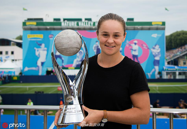 巴蒂领取世界第一奖杯