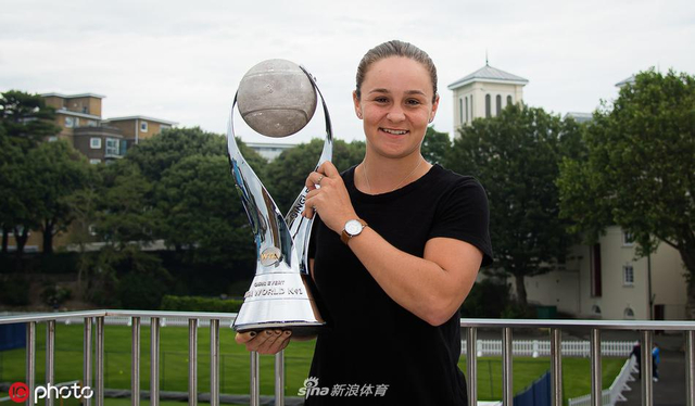 巴蒂领取世界第一奖杯