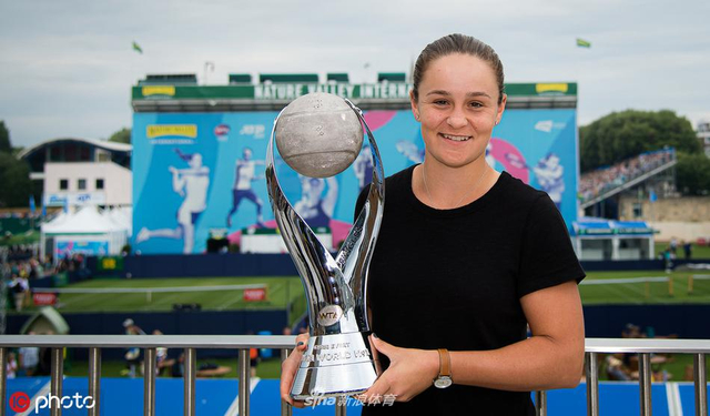 巴蒂领取世界第一奖杯