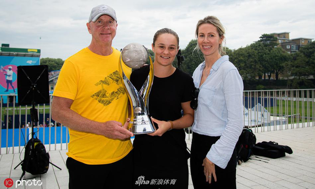 巴蒂领取世界第一奖杯