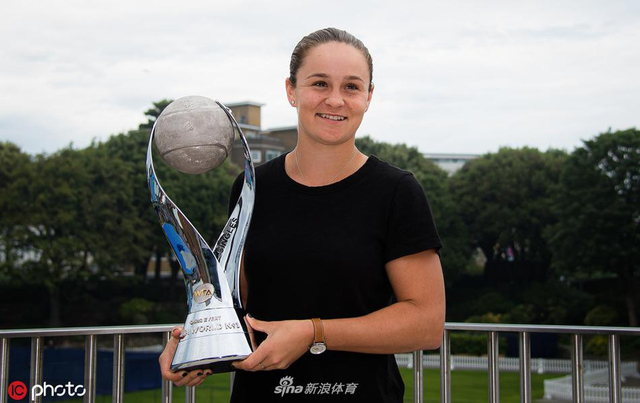 巴蒂领取世界第一奖杯