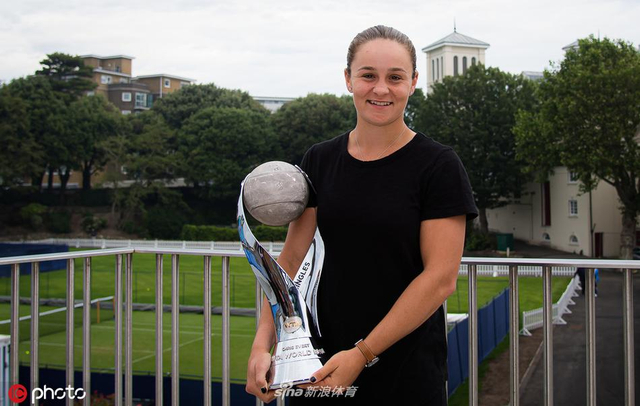 巴蒂领取世界第一奖杯