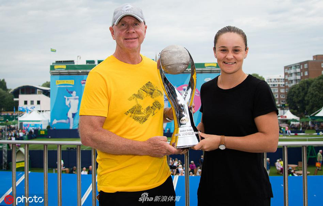 巴蒂领取世界第一奖杯