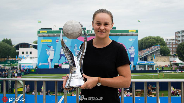 巴蒂领取世界第一奖杯