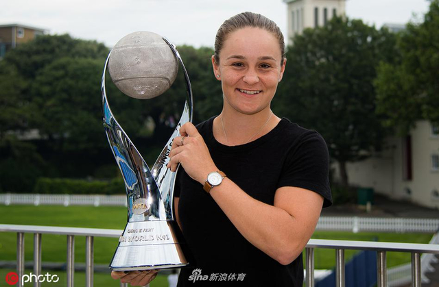 巴蒂领取世界第一奖杯