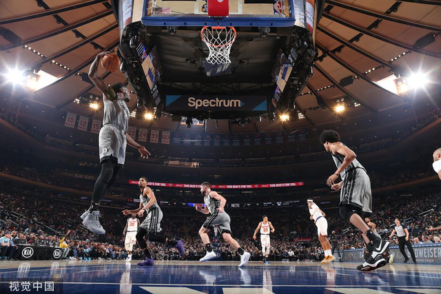 布鲁克林篮网主场激情四射 球迷狂热助威现场视频曝光展现NBA赛场震撼氛围