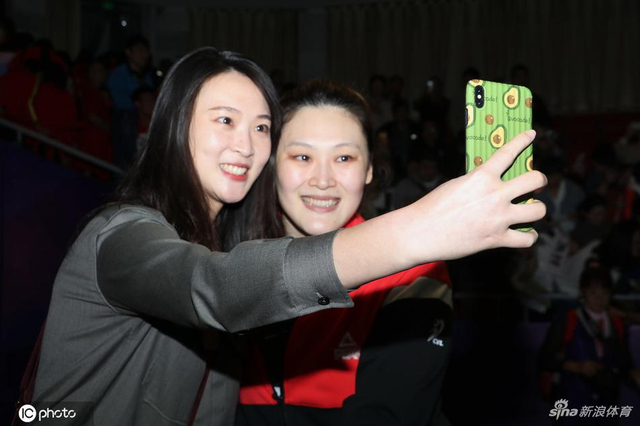 排超王一梅和惠若琪玩自拍