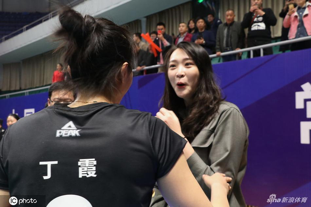 排超王一梅和惠若琪玩自拍