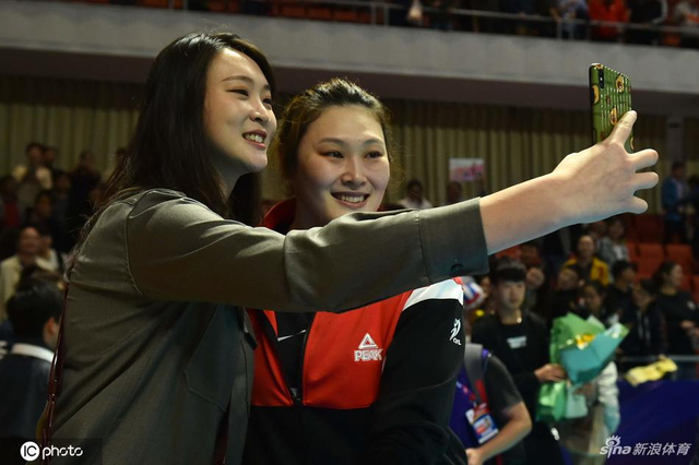 排超王一梅和惠若琪玩自拍