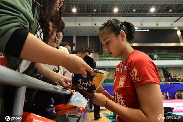 排超王一梅和惠若琪玩自拍