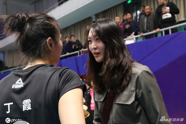 排超王一梅和惠若琪玩自拍