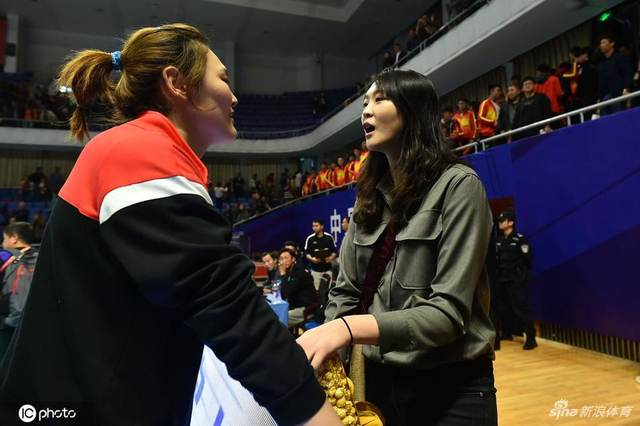 排超王一梅和惠若琪玩自拍