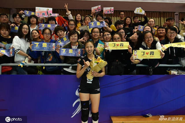 排超王一梅和惠若琪玩自拍