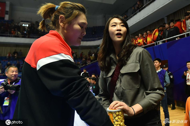 排超王一梅和惠若琪玩自拍