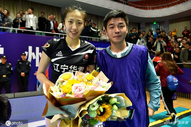 排超王一梅和惠若琪玩自拍