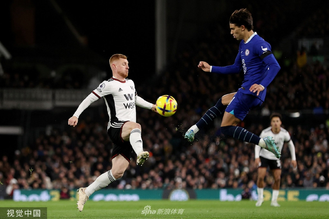 富勒姆球迷集结体育场外