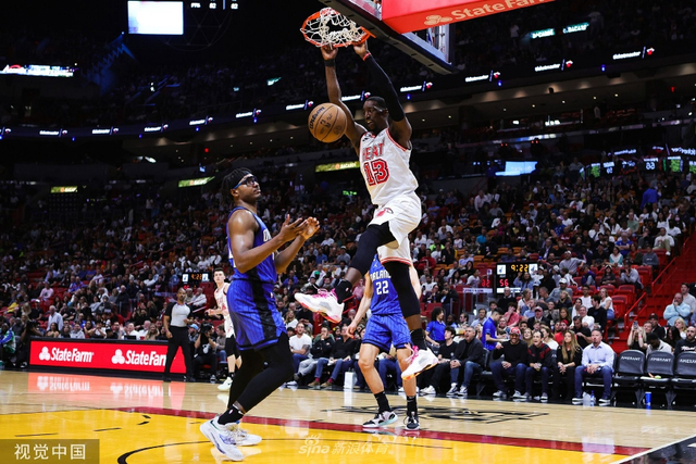 魔术队VS热火队激烈对决引爆NBA赛场火花四溅谁能笑到最后