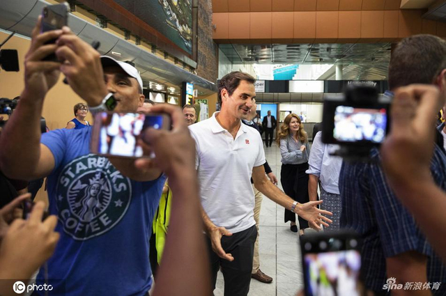 费德勒抵达南非出席发布会
