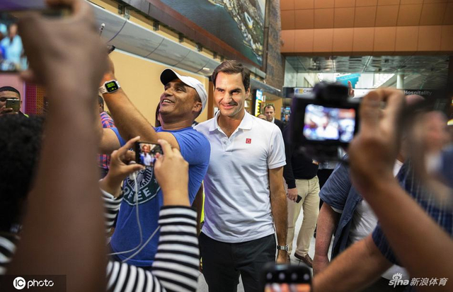 费德勒抵达南非出席发布会