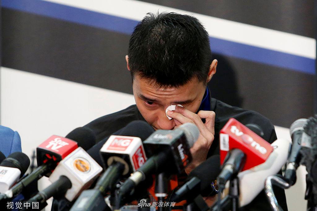 李宗伟宣布退役泪洒发布会