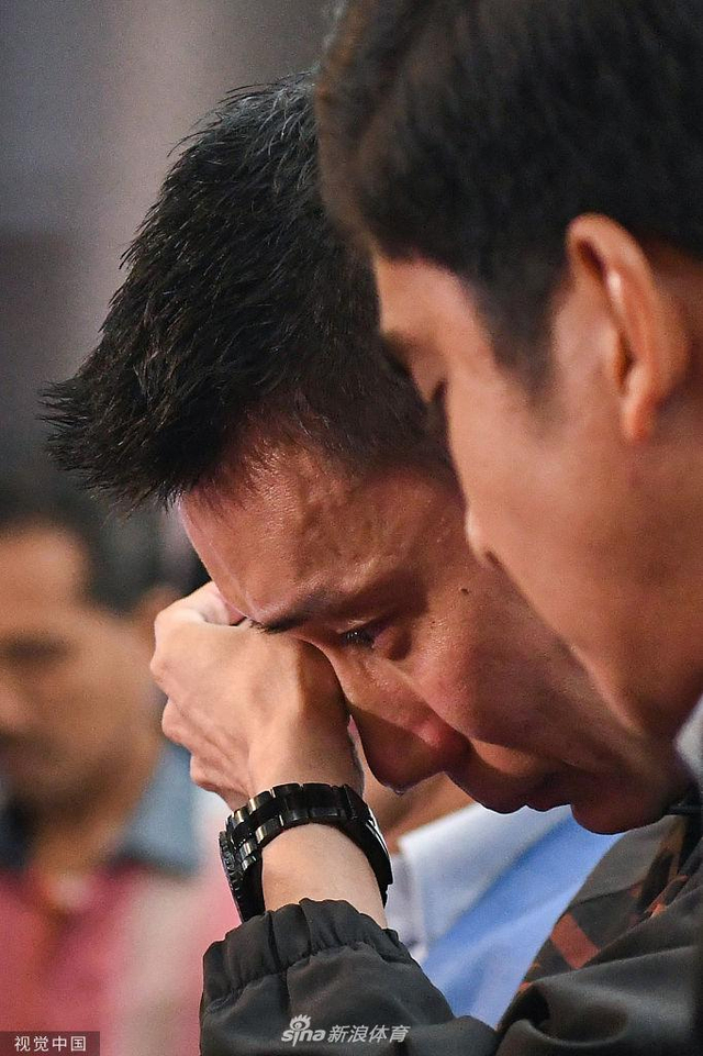 李宗伟宣布退役泪洒发布会