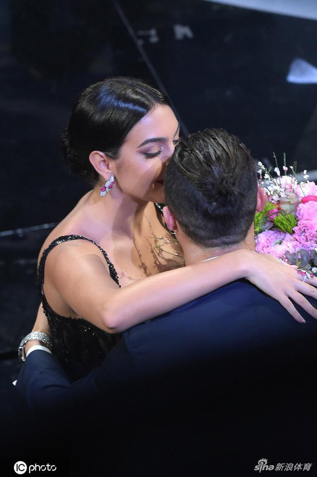 乔治娜热舞变身性感女郎 c罗台下送甜蜜亲吻