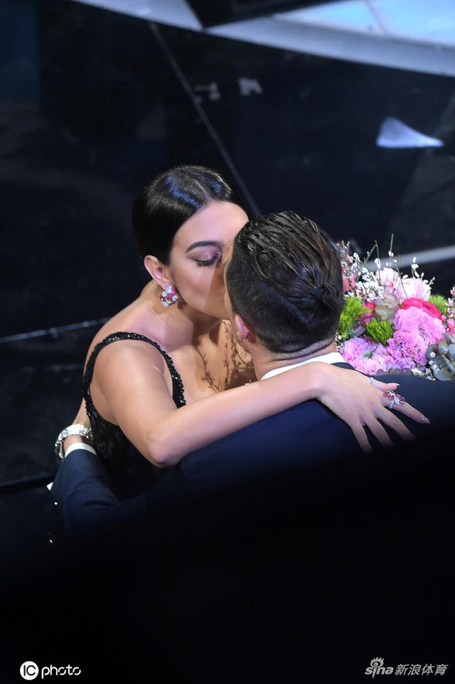 乔治娜热舞变身性感女郎 c罗台下送甜蜜亲吻
