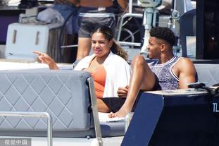 NBA巨星字母哥携女友乘船度假