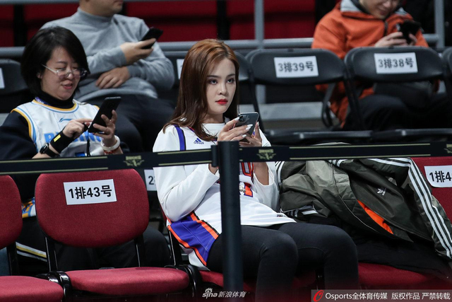 2019-2020赛季cba联赛第21轮:北京首钢vs新疆广汇 美女球迷看台助威