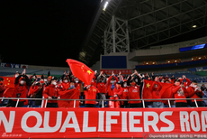 输赢都爱你！中国球迷现场助威国足