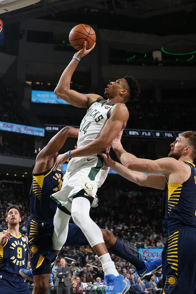 字母哥狂砍45分统治攻防两端