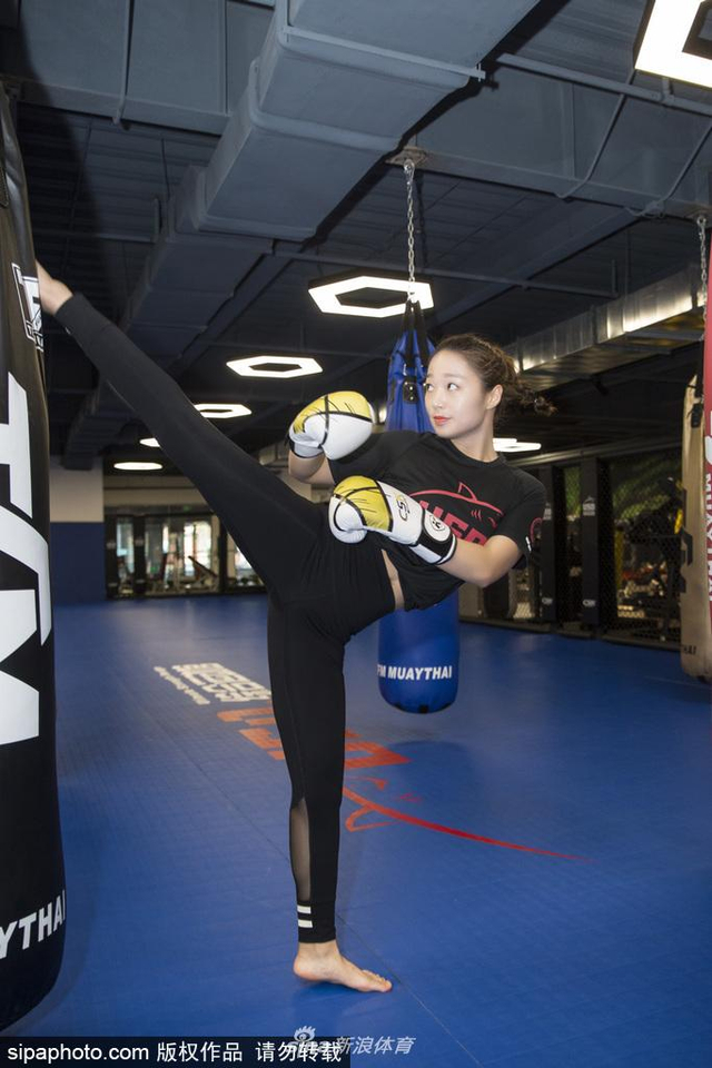 美女健身私教孔静化身拳击宝贝