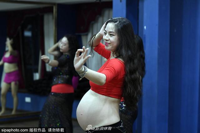 孕动不止！怀孕8月孕妇教跳肚皮舞