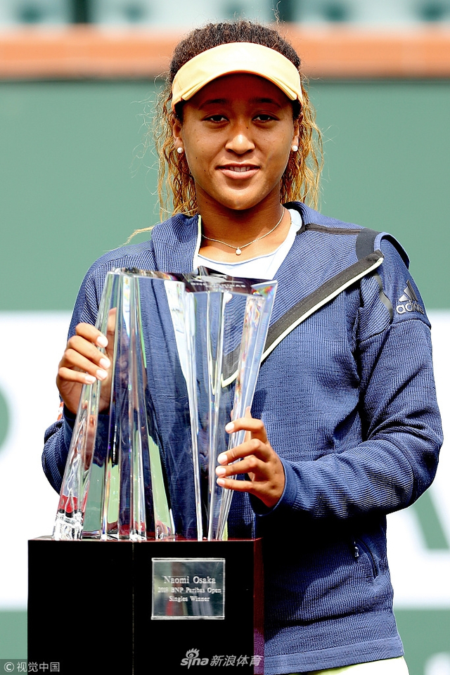 大坂直美领取奖杯