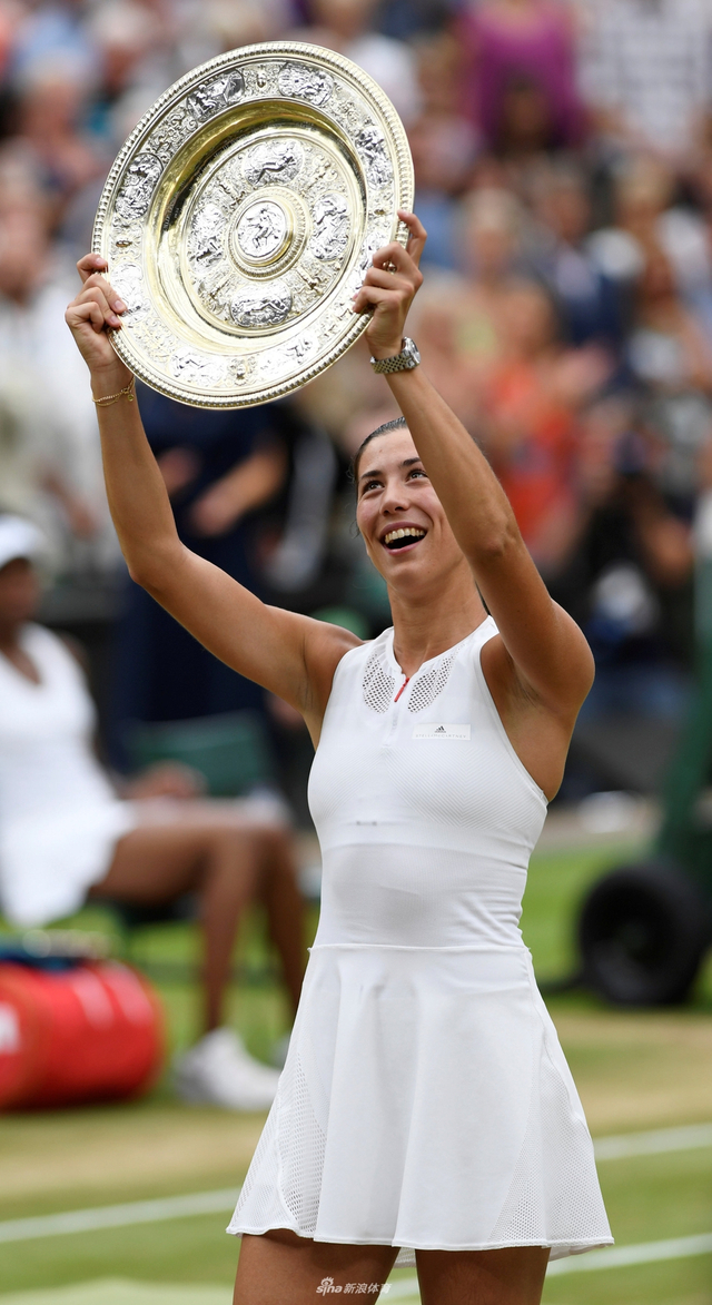 穆古拉扎高举玫瑰露水盘