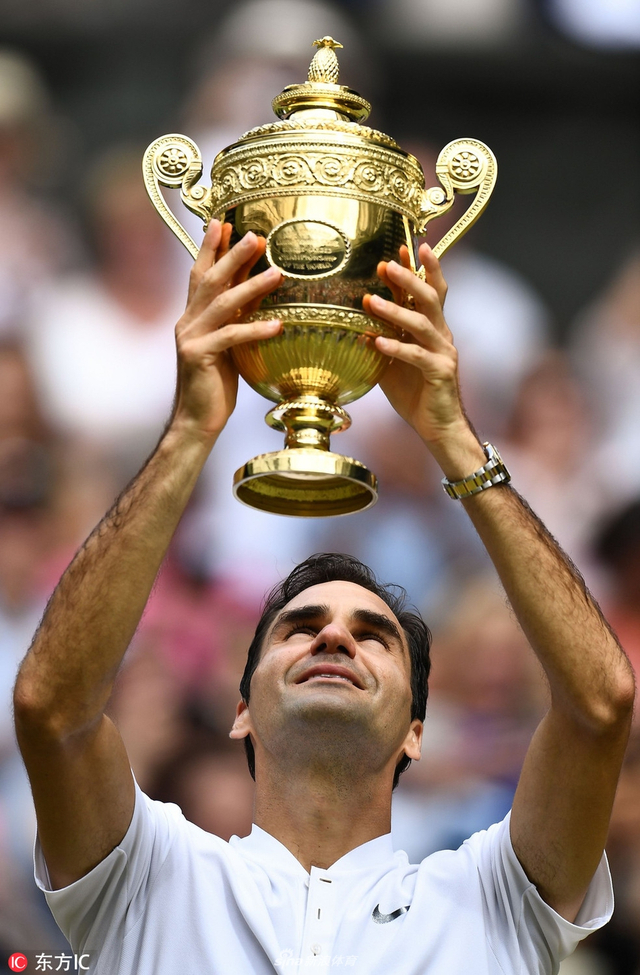 费德勒高举奖杯