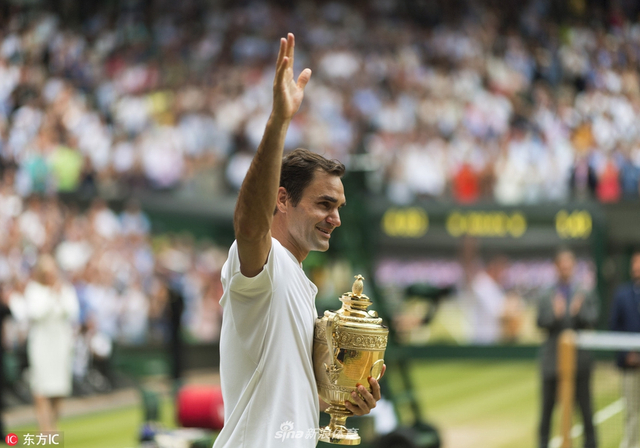 费德勒回收致意球迷