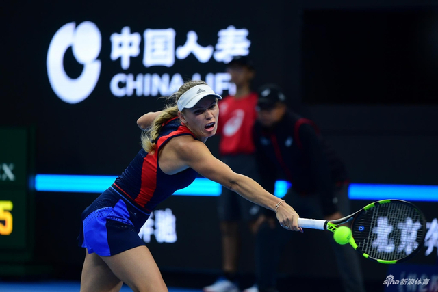 沃兹尼亚奇飞身救球