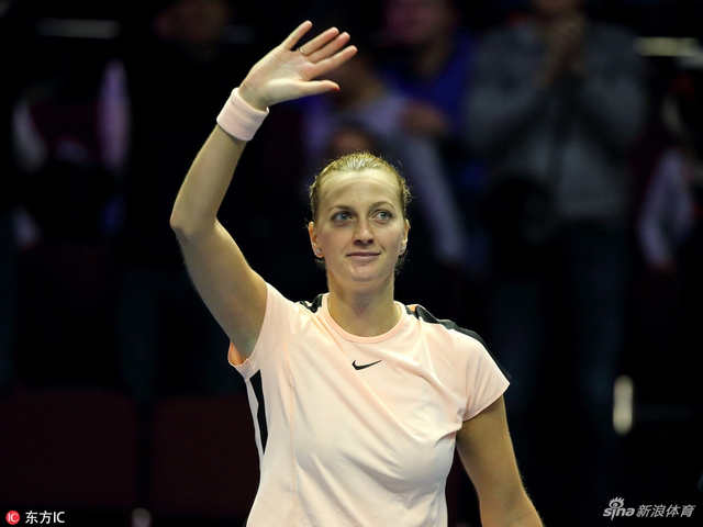 科维托娃向观众致意