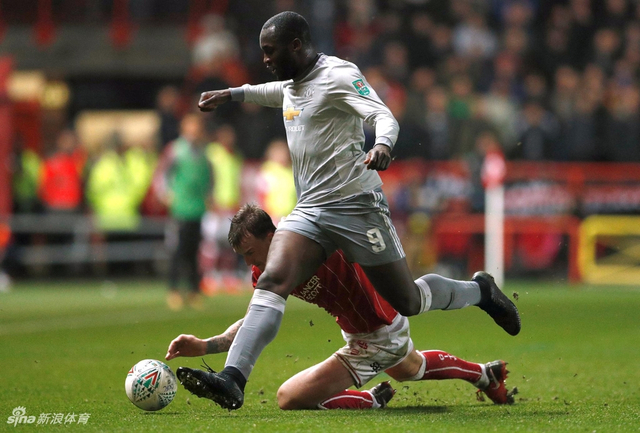 卢卡库带球突破