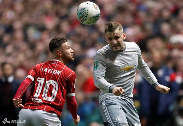 卢克肖头球解围