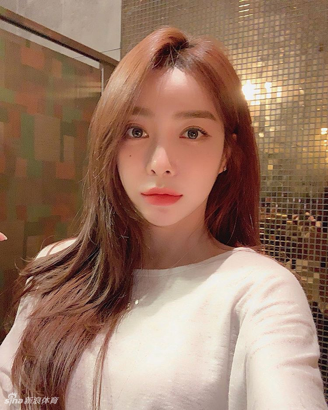 网红大嘴美女神似angelababy