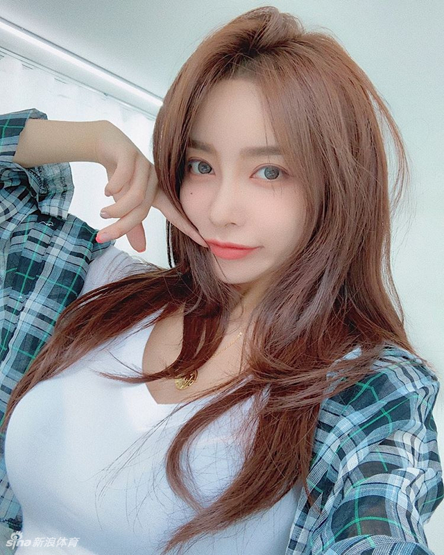 网红大嘴美女神似angelababy